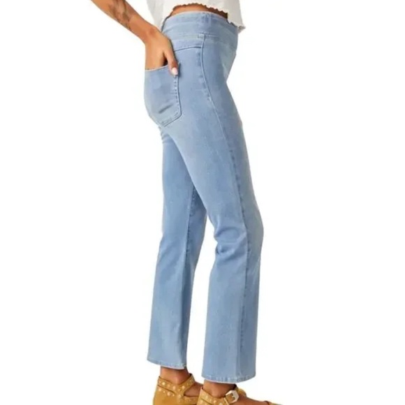 Free People We The Free Blue In My Feelings Crop Boot Jeans Size M NWT! - Picture 1 of 9